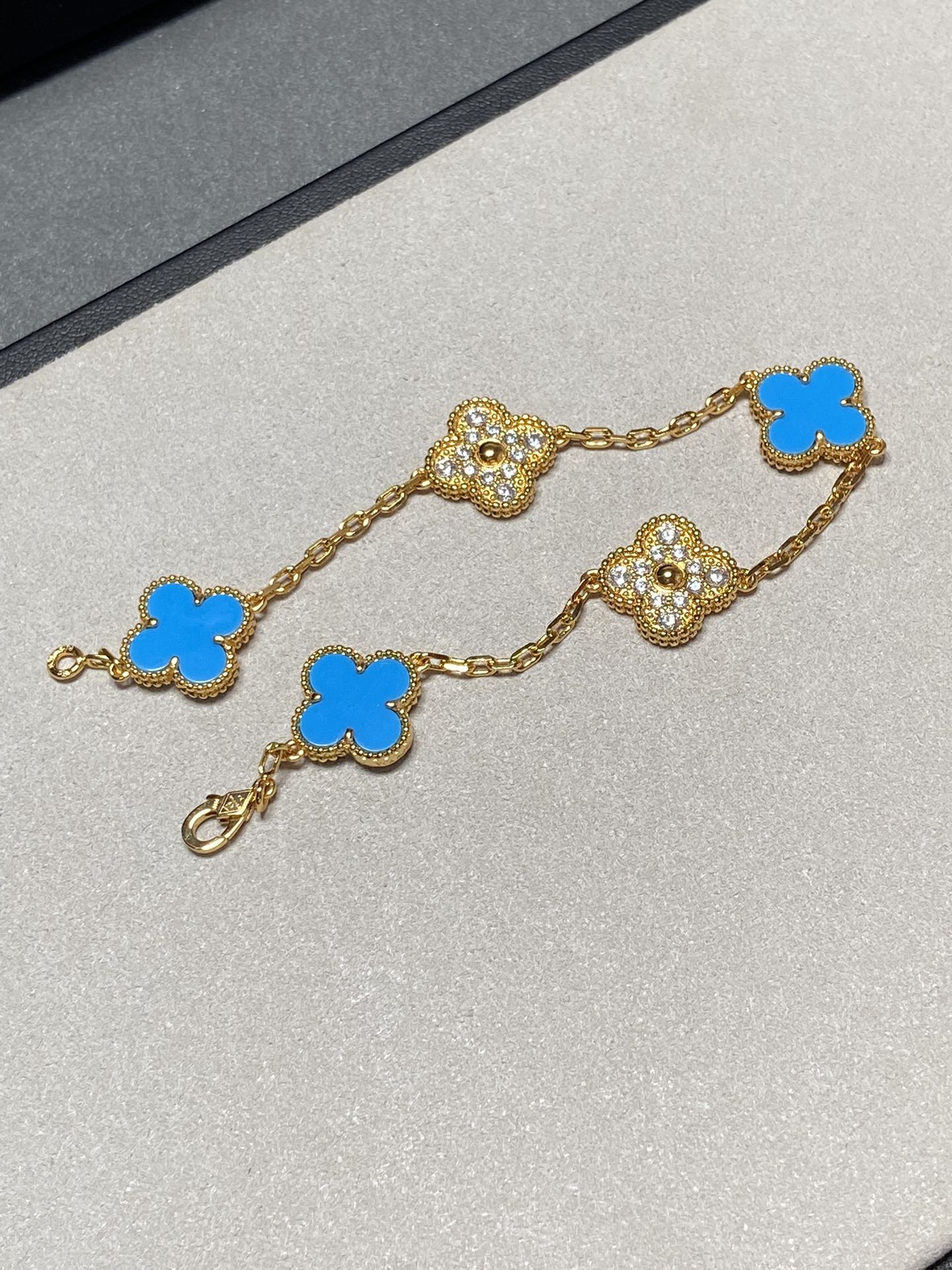 [AuraEcho]CLOVER 5 MOTIF BLUE CHALCEDONY DIAMOND GOLD BRACELET