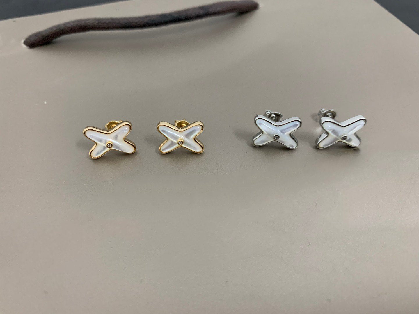 [AuraEcho]JEUX DE WHITE MOP SILVER DIAMOND EARRINGS